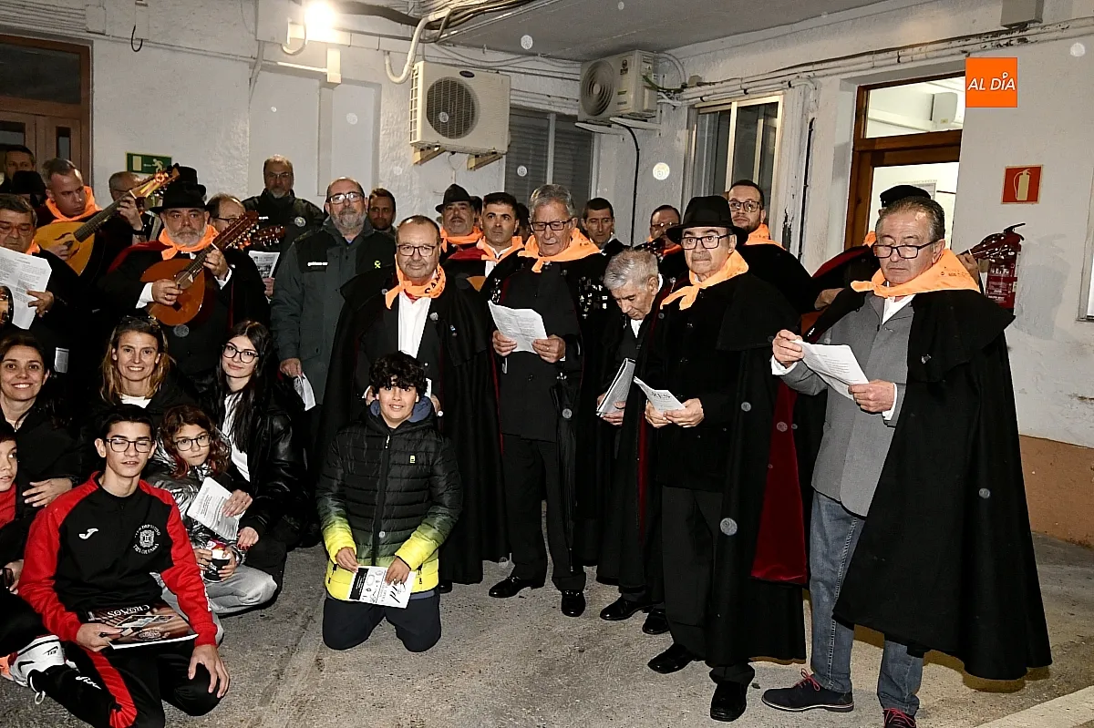 Foto 9 - La Rondalla Tres Columnas lleva el esp&iacute;ritu del Carnaval al cuartel de la Guardia Civil de Ciudad Rodrigo