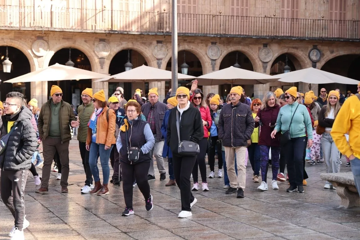 Salamanca se tiñe de amarillo con la 'Marea Amarilla' de AERSCYL para visibilizar las enfermedades raras | FOTOS: David Sañudo 