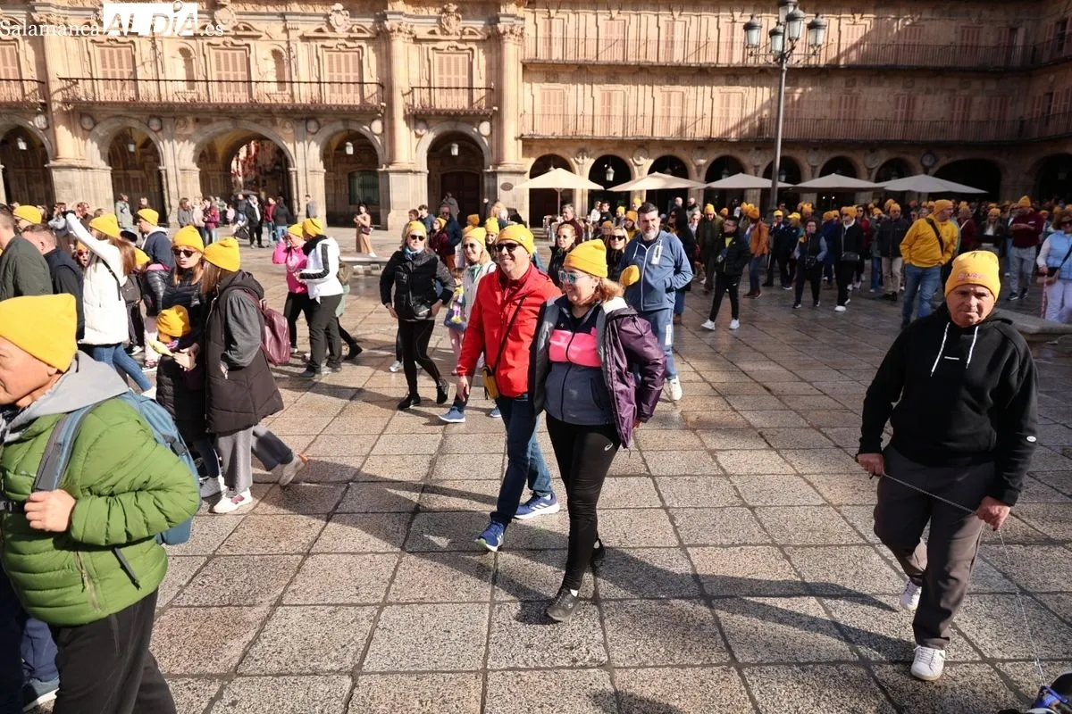 Salamanca se tiñe de amarillo con la 'Marea Amarilla' de AERSCYL para visibilizar las enfermedades raras | FOTOS: David Sañudo 