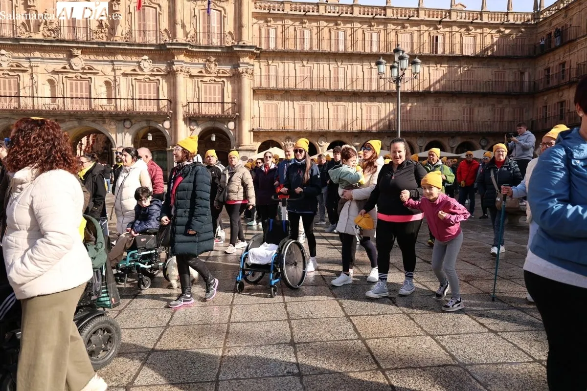 Salamanca se tiñe de amarillo con la 'Marea Amarilla' de AERSCYL para visibilizar las enfermedades raras | FOTOS: David Sañudo 