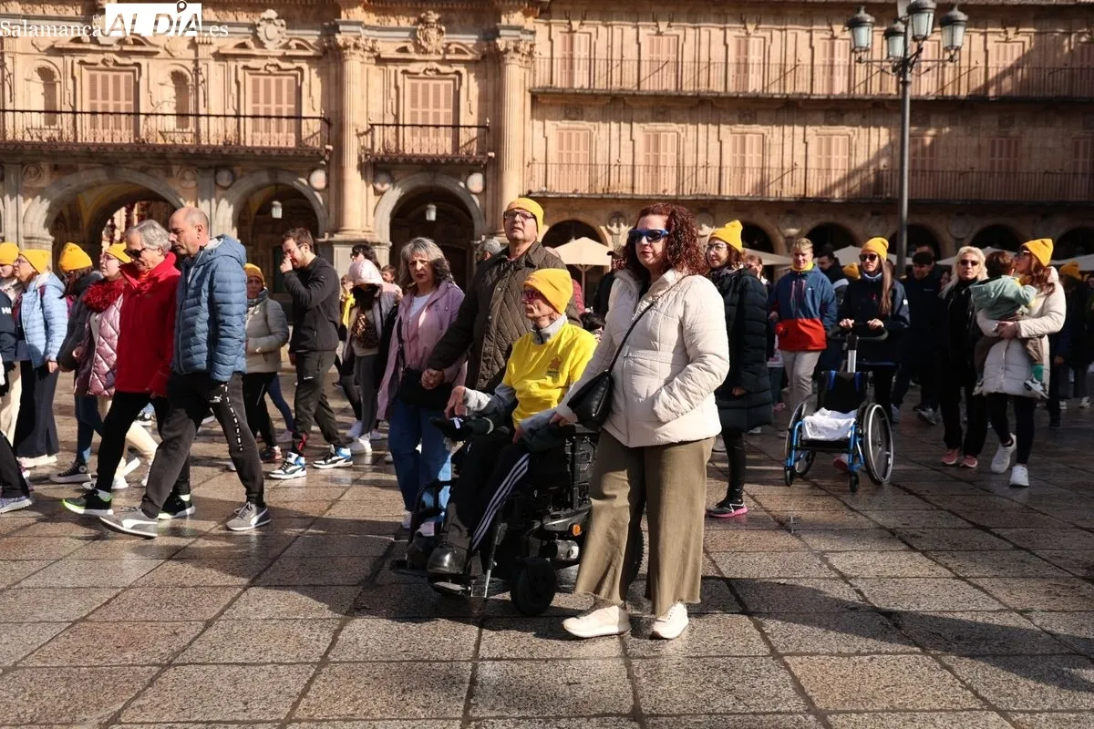 Salamanca se tiñe de amarillo con la 'Marea Amarilla' de AERSCYL para visibilizar las enfermedades raras | FOTOS: David Sañudo 