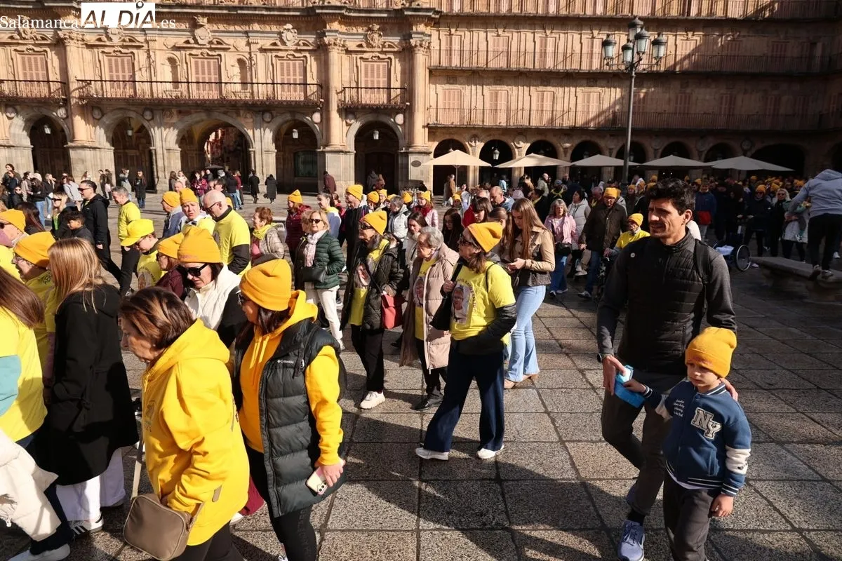 Salamanca se tiñe de amarillo con la 'Marea Amarilla' de AERSCYL para visibilizar las enfermedades raras | FOTOS: David Sañudo 