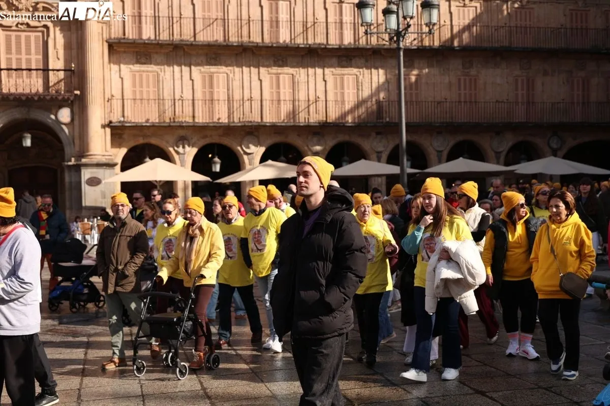 Salamanca se tiñe de amarillo con la 'Marea Amarilla' de AERSCYL para visibilizar las enfermedades raras | FOTOS: David Sañudo 