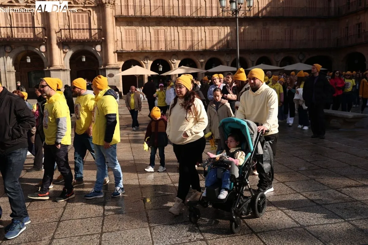 Salamanca se tiñe de amarillo con la 'Marea Amarilla' de AERSCYL para visibilizar las enfermedades raras | FOTOS: David Sañudo 