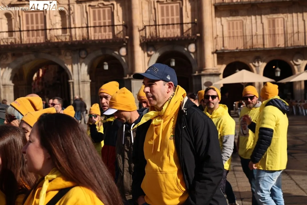 Salamanca se tiñe de amarillo con la 'Marea Amarilla' de AERSCYL para visibilizar las enfermedades raras | FOTOS: David Sañudo 