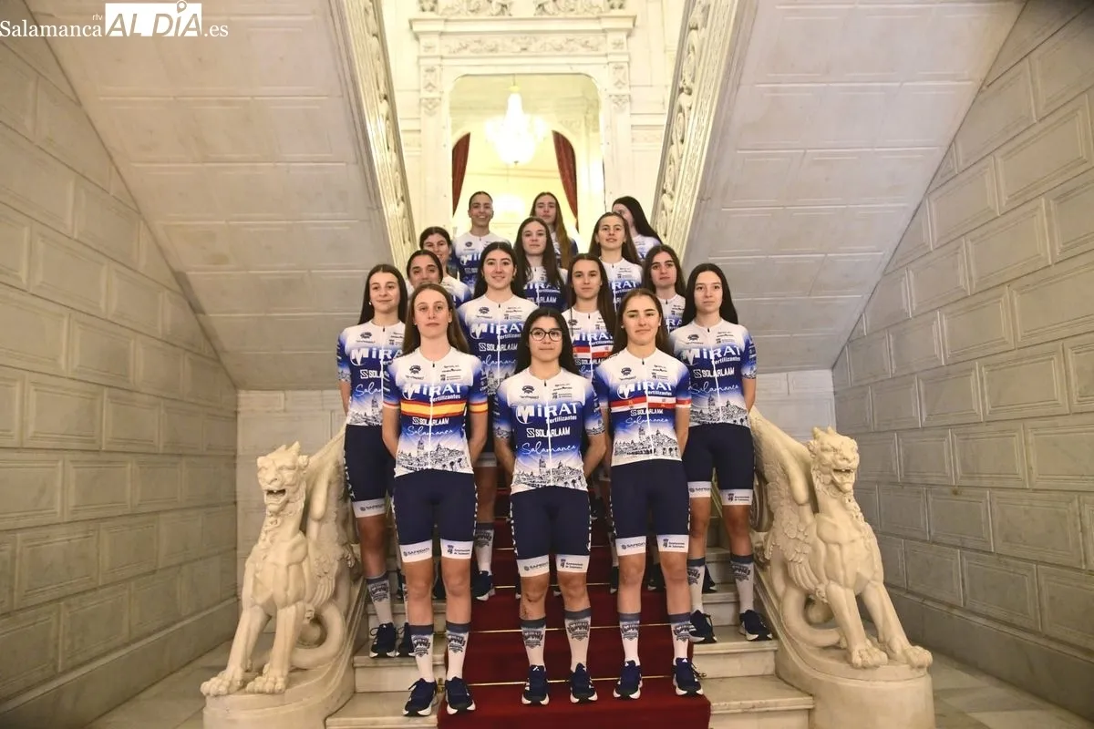 El Mirat Team presenta su nueva equipación en la Plaza Mayor | FOTOS: SALAMANCArtv AL DÍA