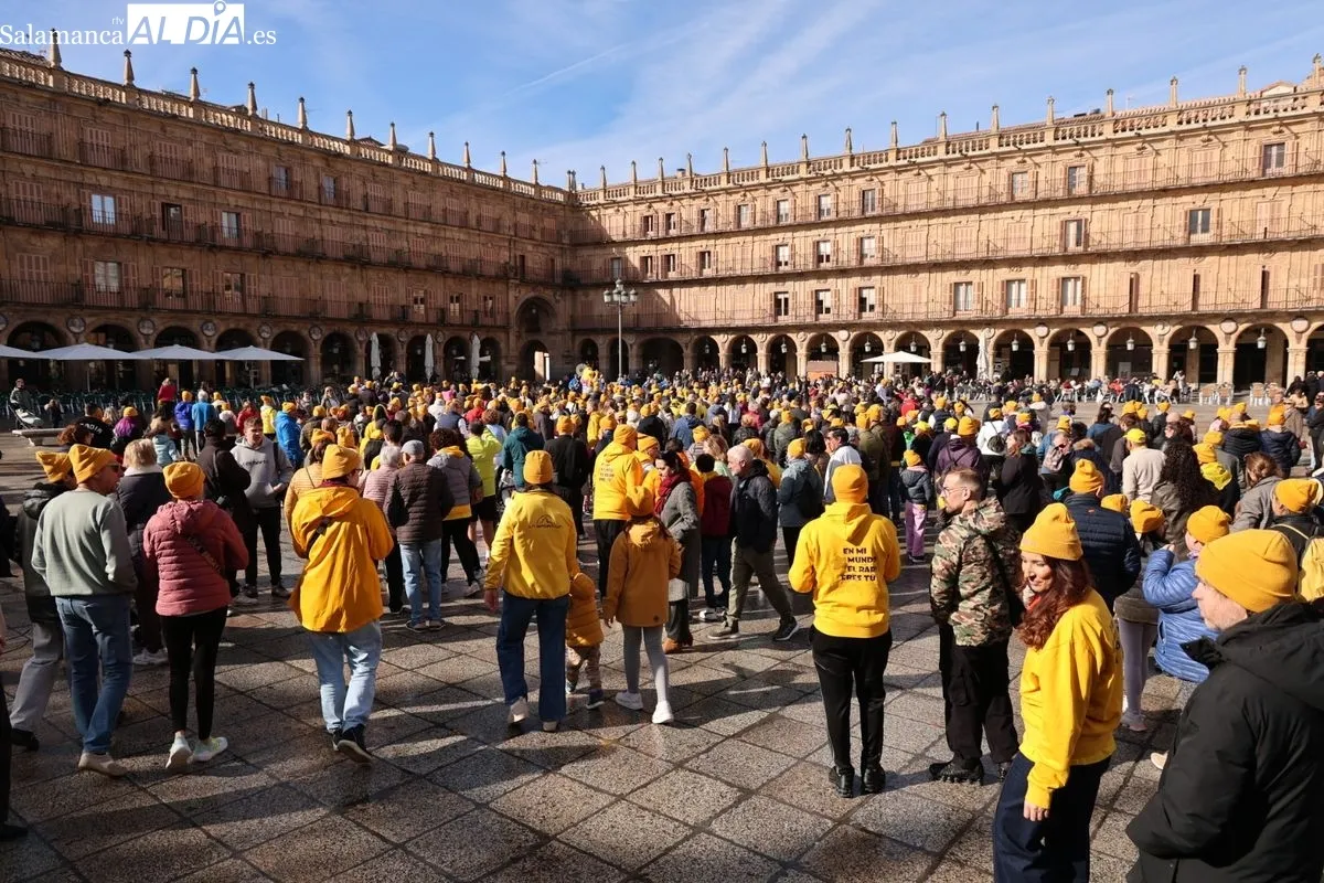Salamanca se tiñe de amarillo con la 'Marea Amarilla' de AERSCYL para visibilizar las enfermedades raras | FOTOS: David Sañudo 
