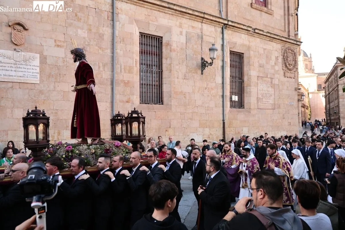 Jesús Despojado recorre el centro de Salamanca en su solemne Vía Crucis anual | FOTOS: David Sañudo 