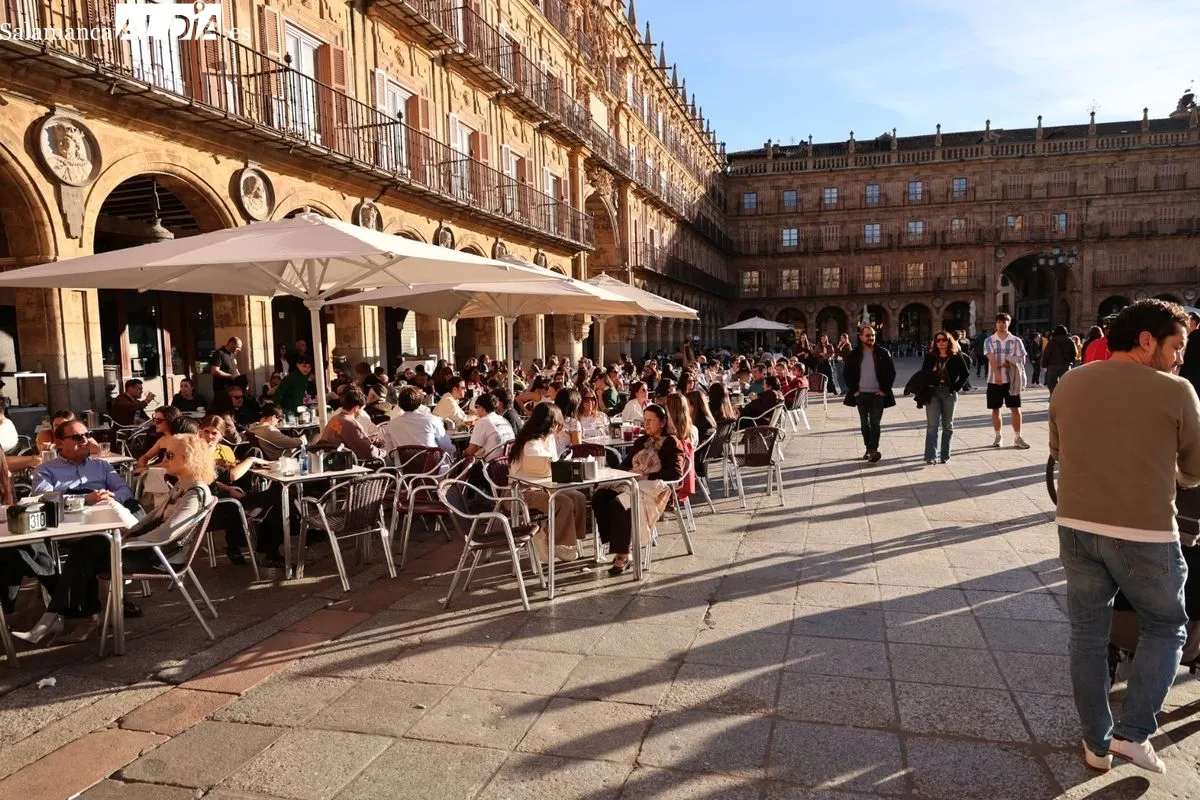 El sol y las temperaturas primaverales llenan de vida el centro de Salamanca | FOTOS: David Sañudo