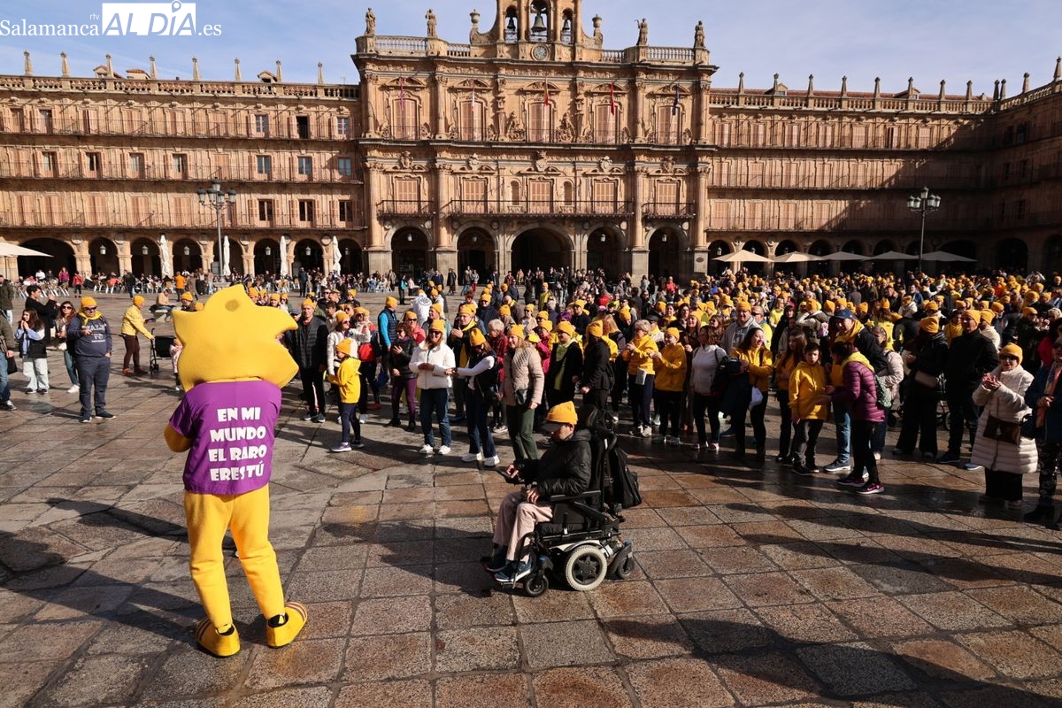 VÍDEO Y FOTOS| Salamanca se tiñe de amarillo con la Marea Amarilla de AERSCYL para visibilizar las enfermedades raras