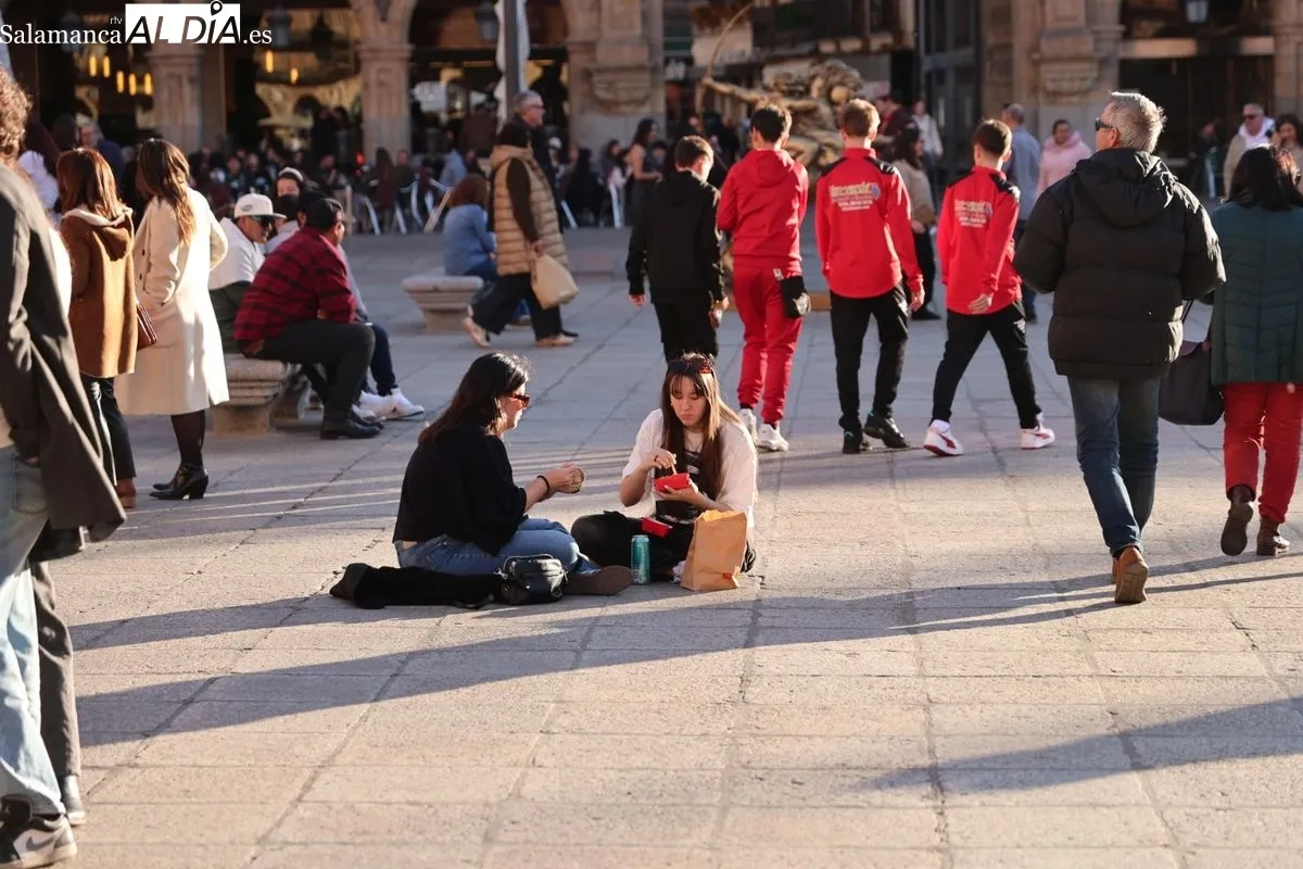 El sol y las temperaturas primaverales llenan de vida el centro de Salamanca | FOTOS: David Sañudo