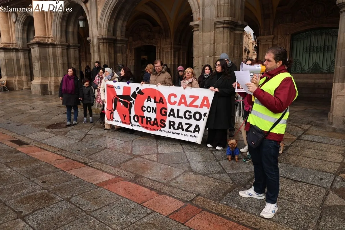 La Plataforma NAC exige en la Plaza Mayor el fin de la caza y la protección de los galgos | FOTOS: David Sañudo 