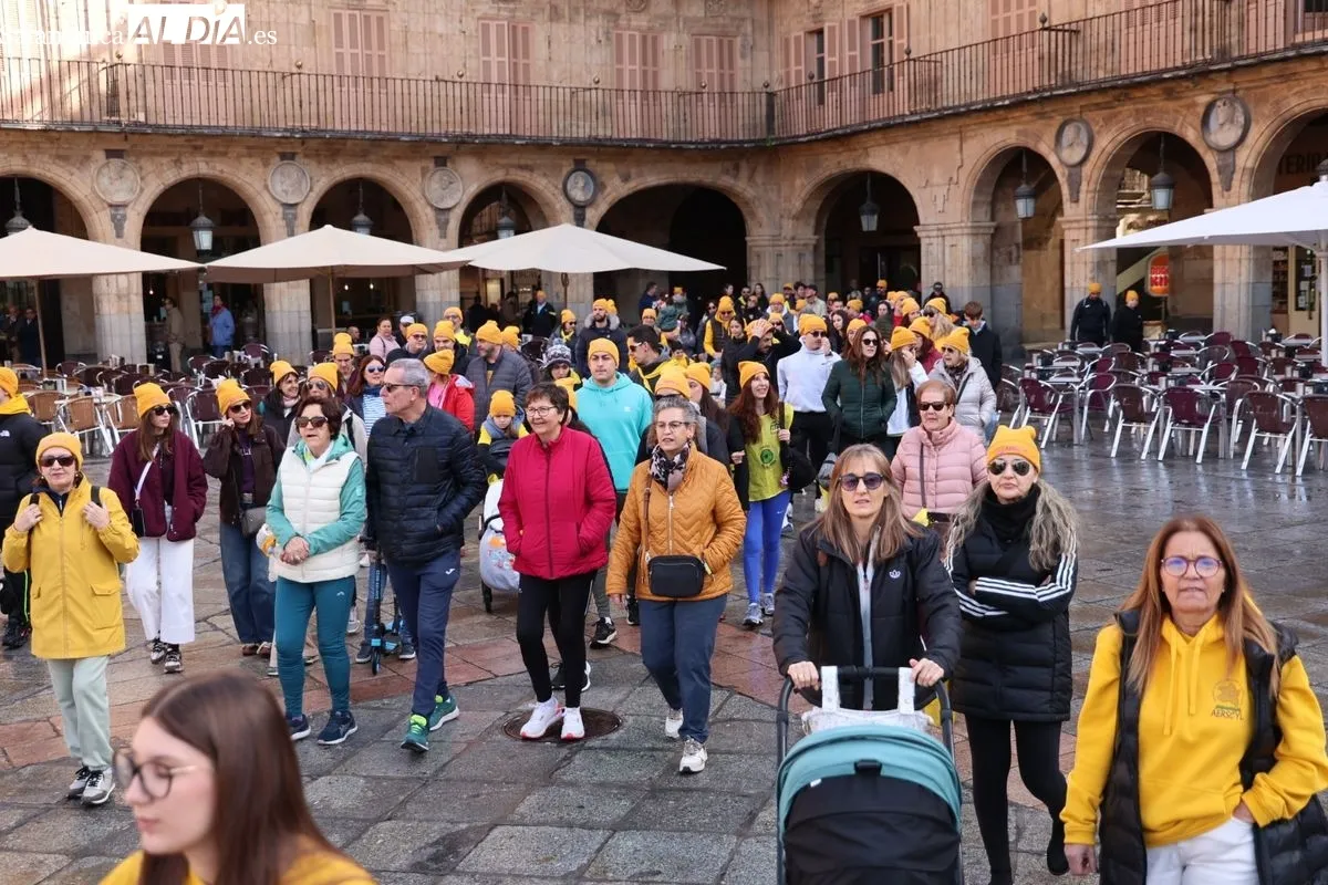 Salamanca se tiñe de amarillo con la 'Marea Amarilla' de AERSCYL para visibilizar las enfermedades raras | FOTOS: David Sañudo 