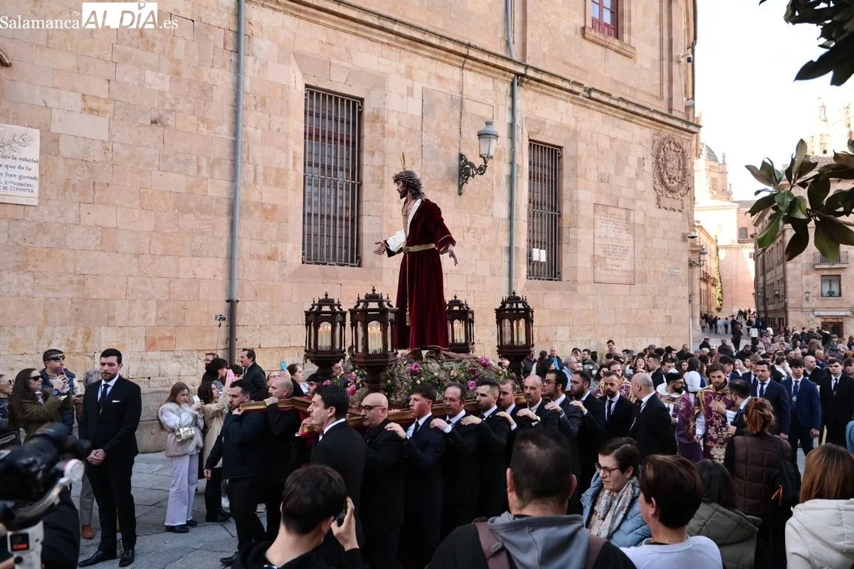 Jesús Despojado recorre el centro de Salamanca en su solemne Vía Crucis anual | FOTOS: David Sañudo 