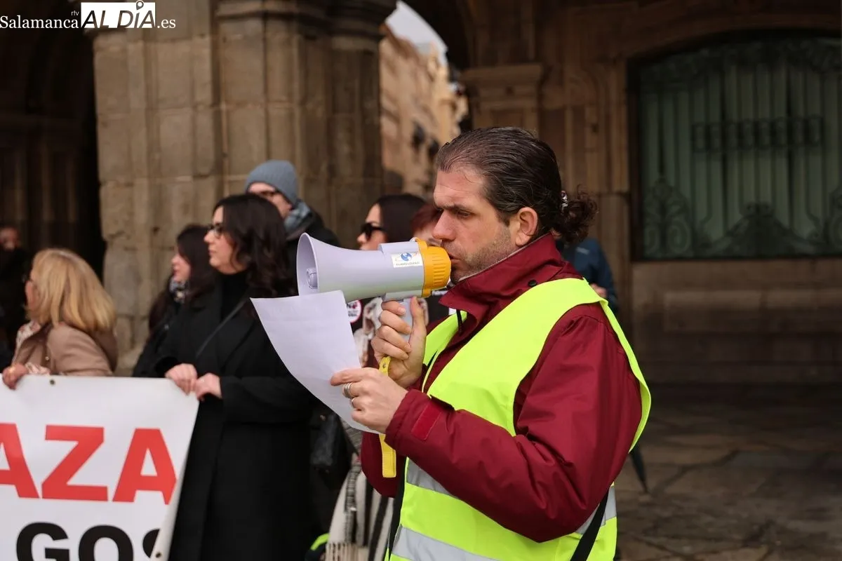 La Plataforma NAC exige en la Plaza Mayor el fin de la caza y la protección de los galgos | FOTOS: David Sañudo 