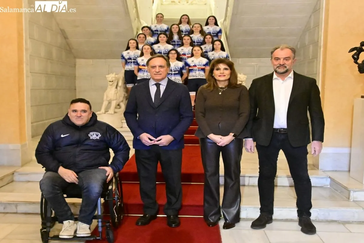 El Mirat Team presenta su nueva equipación en la Plaza Mayor | FOTOS: SALAMANCArtv AL DÍA