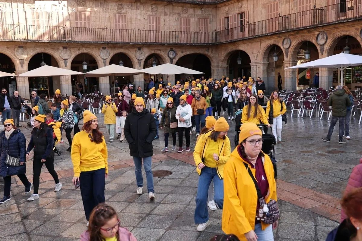Salamanca se tiñe de amarillo con la 'Marea Amarilla' de AERSCYL para visibilizar las enfermedades raras | FOTOS: David Sañudo 