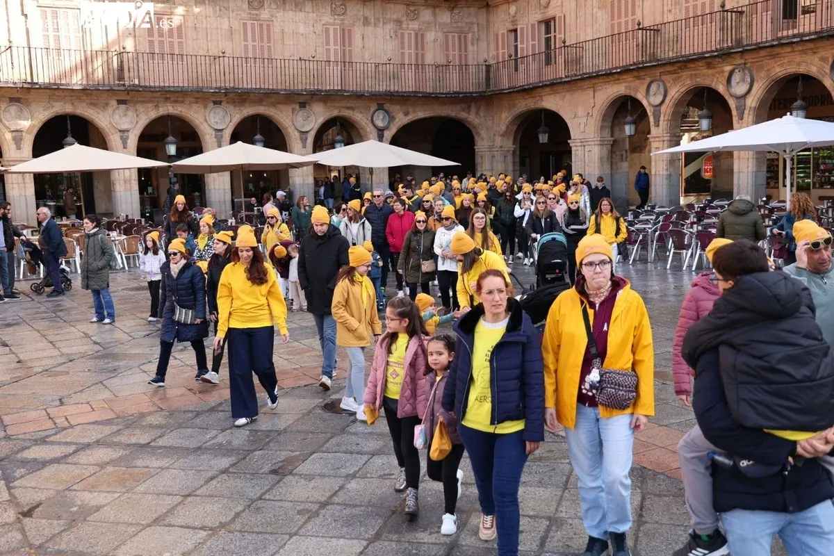 Salamanca se tiñe de amarillo con la 'Marea Amarilla' de AERSCYL para visibilizar las enfermedades raras | FOTOS: David Sañudo 