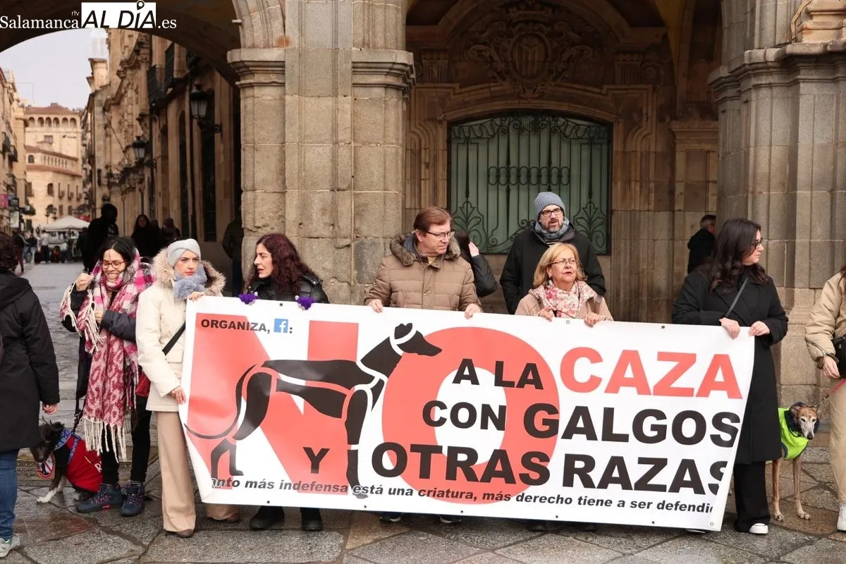La Plataforma NAC exige en la Plaza Mayor el fin de la caza y la protección de los galgos | FOTOS: David Sañudo 