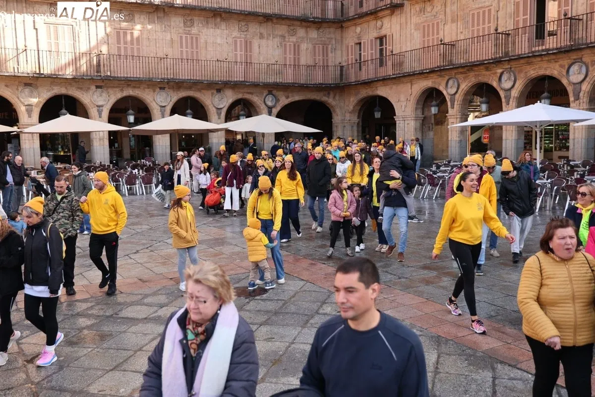 Salamanca se tiñe de amarillo con la 'Marea Amarilla' de AERSCYL para visibilizar las enfermedades raras | FOTOS: David Sañudo 