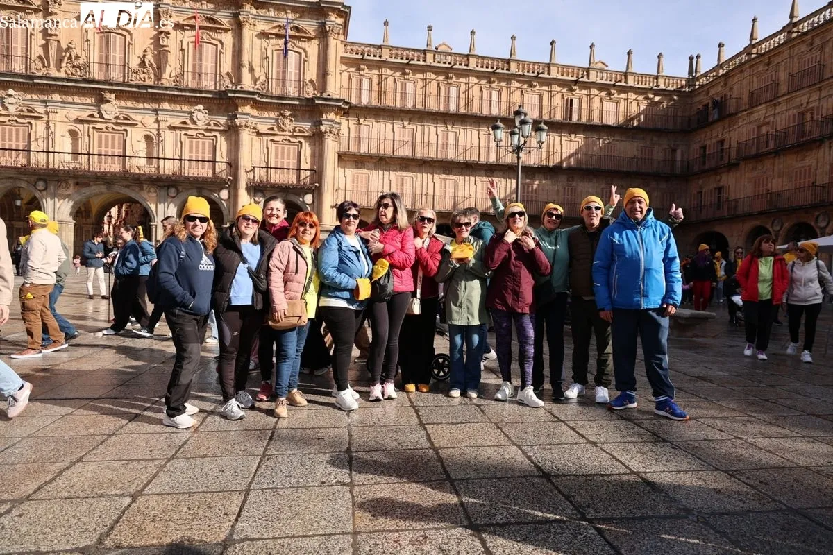 Salamanca se tiñe de amarillo con la 'Marea Amarilla' de AERSCYL para visibilizar las enfermedades raras | FOTOS: David Sañudo 