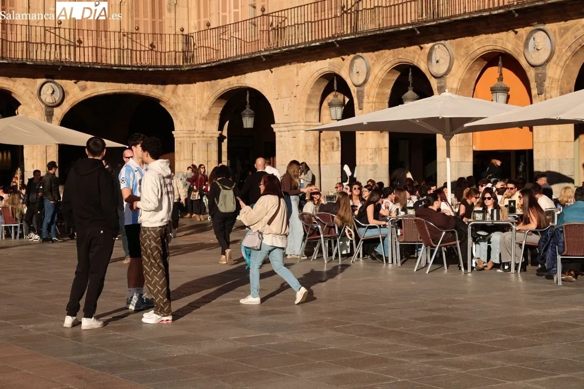 El sol y las temperaturas primaverales llenan de vida el centro de Salamanca | FOTOS: David Sañudo
