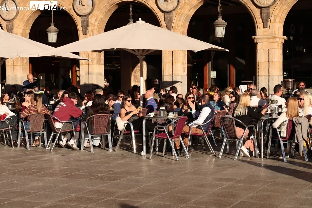 El sol y las temperaturas primaverales llenan de vida el centro de Salamanca | FOTOS: David Sañudo