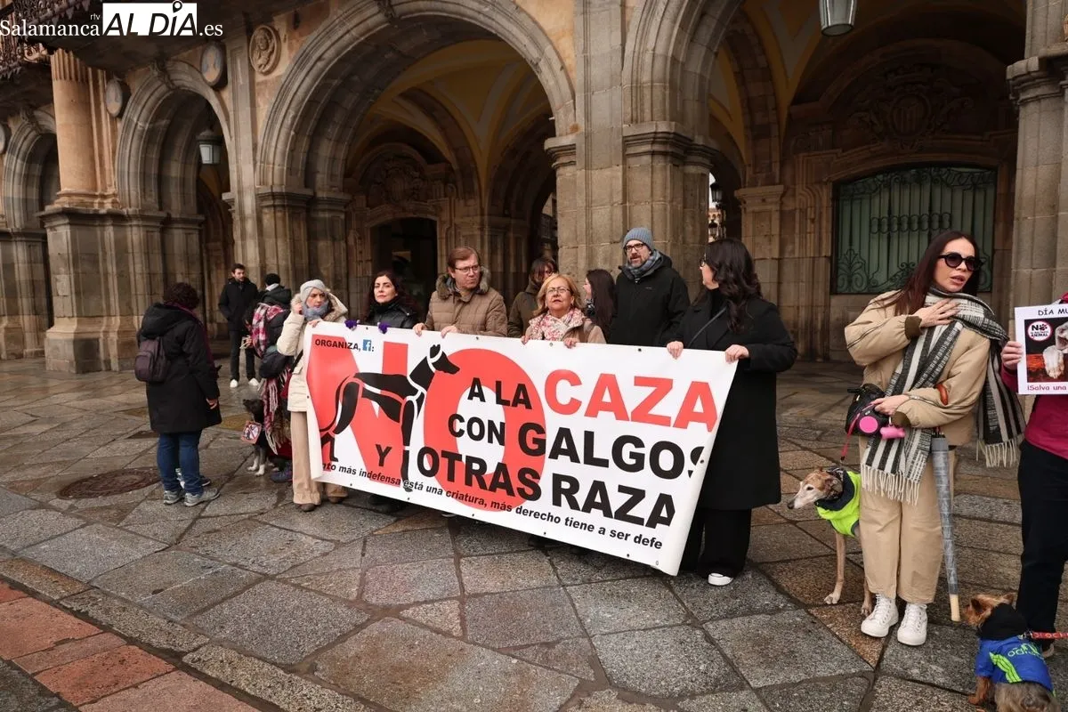 La Plataforma NAC exige en la Plaza Mayor el fin de la caza y la protección de los galgos | FOTOS: David Sañudo 