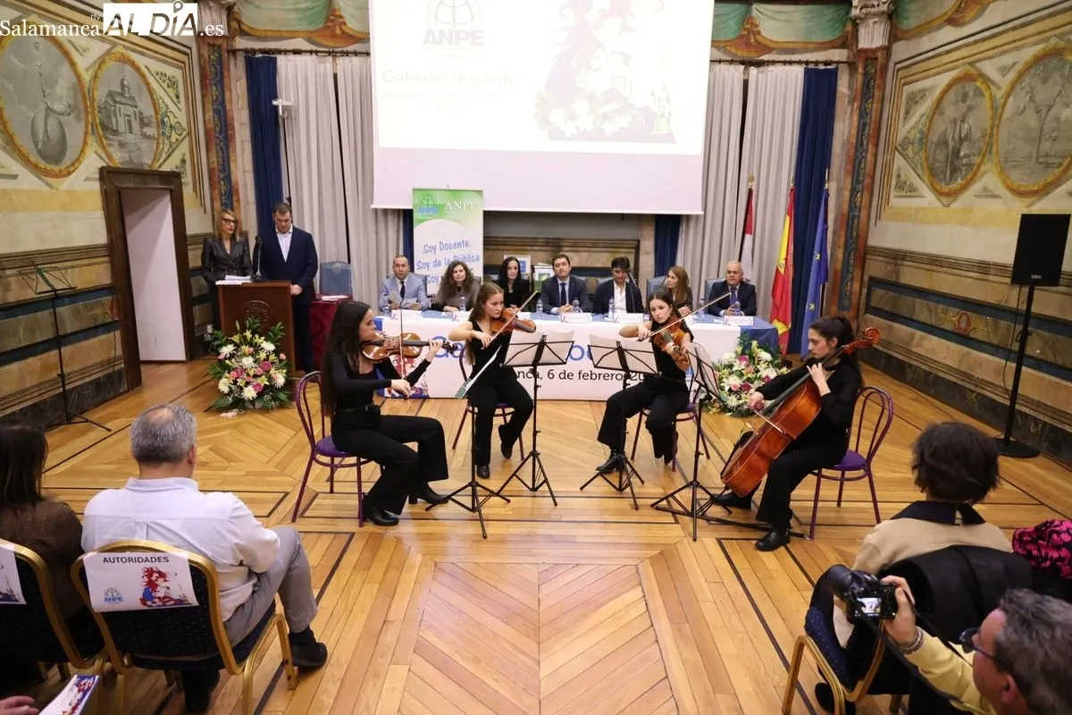 ANPE rinde homenaje a los docentes jubilados en el Palacio Fonseca