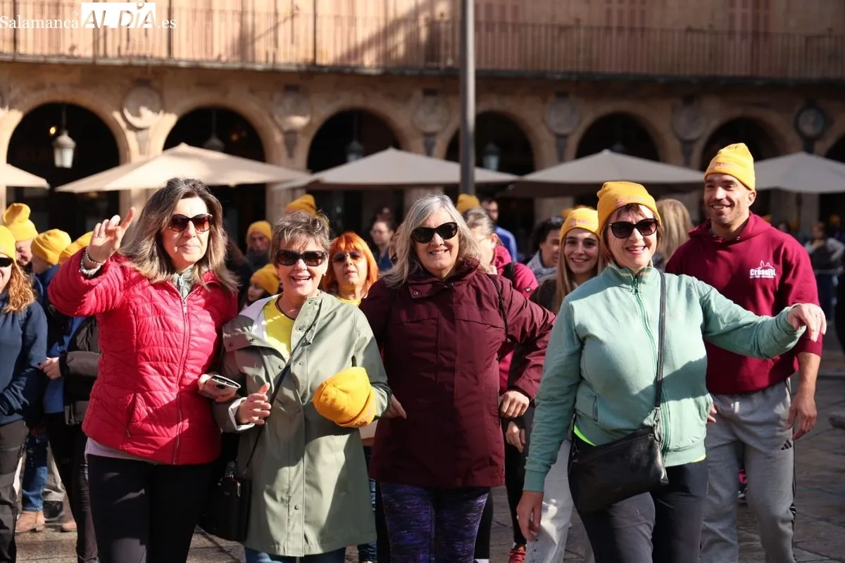 Salamanca se tiñe de amarillo con la 'Marea Amarilla' de AERSCYL para visibilizar las enfermedades raras | FOTOS: David Sañudo 