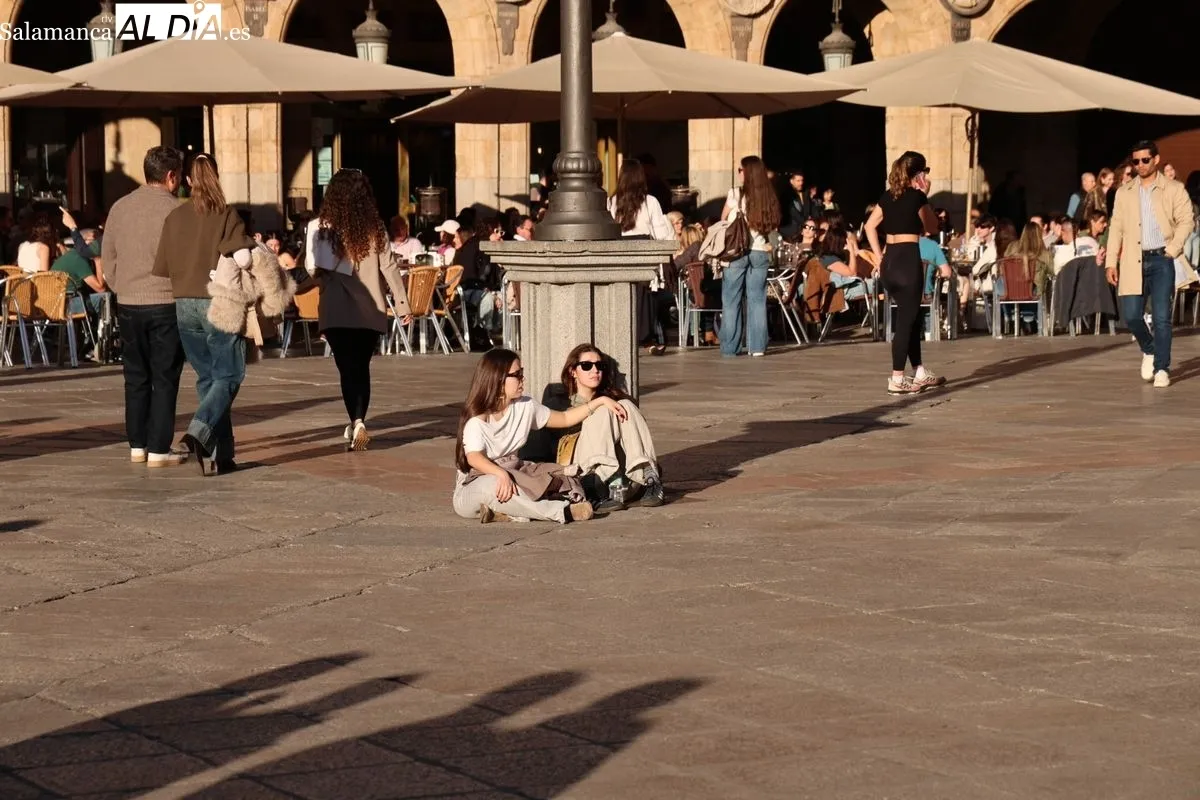 El sol y las temperaturas primaverales llenan de vida el centro de Salamanca | FOTOS: David Sañudo