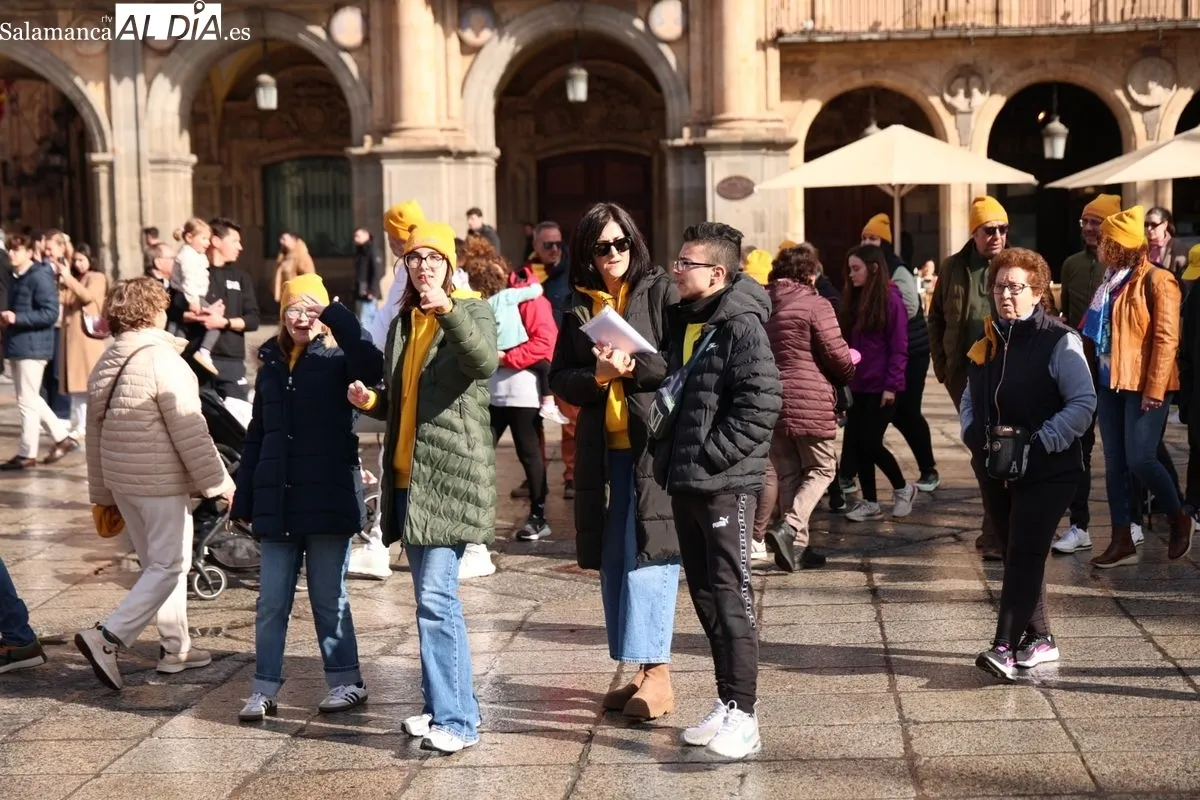 Salamanca se tiñe de amarillo con la 'Marea Amarilla' de AERSCYL para visibilizar las enfermedades raras | FOTOS: David Sañudo 