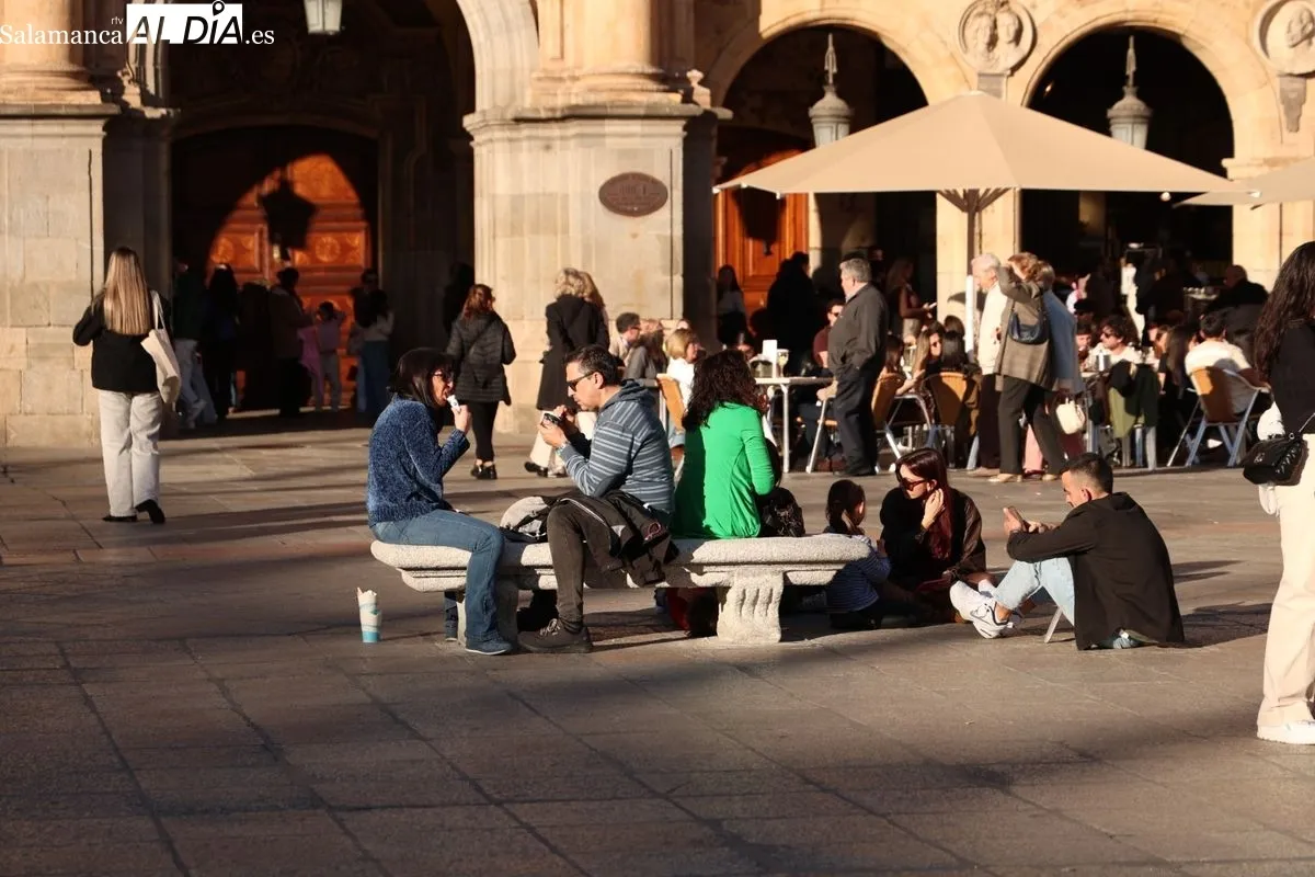 El sol y las temperaturas primaverales llenan de vida el centro de Salamanca | FOTOS: David Sañudo