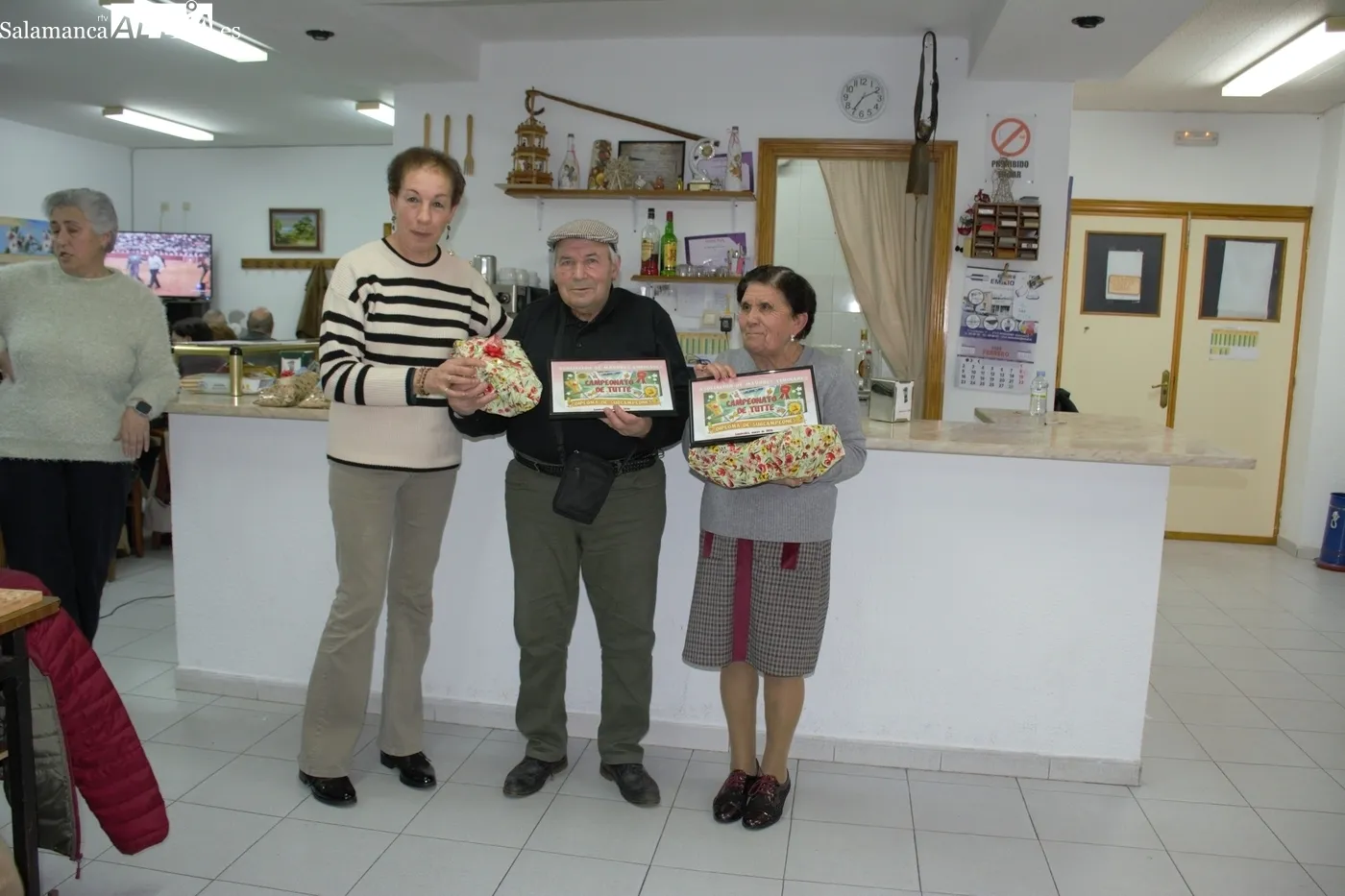 Subcampeonas de XXIII Campeonato de Tute y directivas de la Asociación de Jubilados y Pensionistas Liminares / INFOTUR