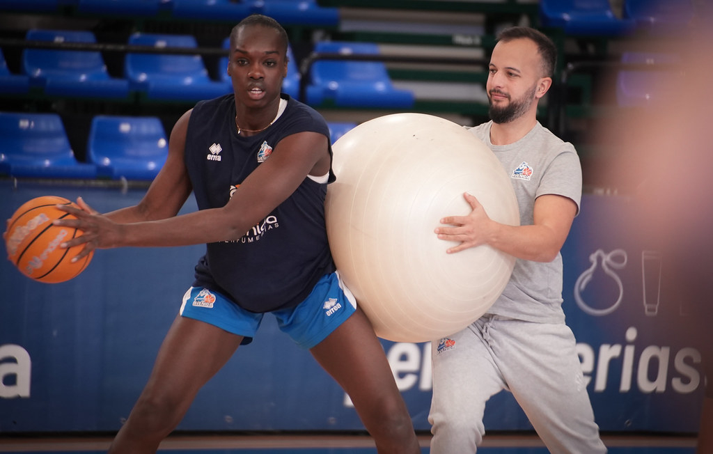 Djaldi-Tabdi ya entrena con el grupo en el Perfumerías Avenida a la espera de decir adiós a la lesión