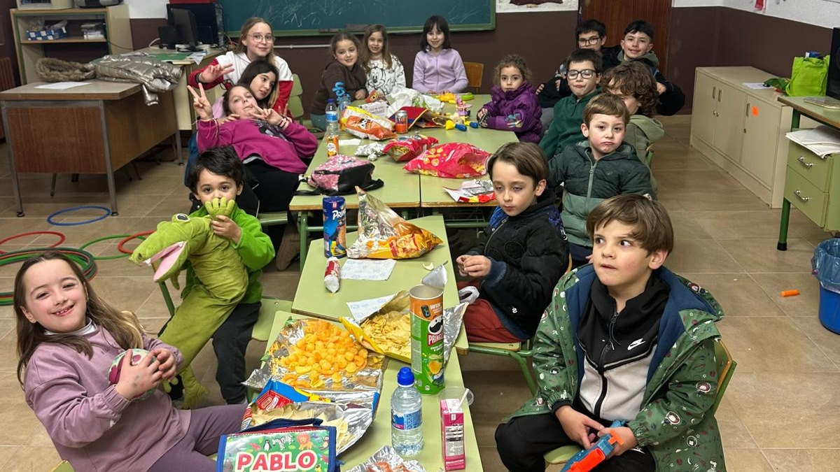 Yecla celebra el Jueves Merendero en las aulas por la lluvia