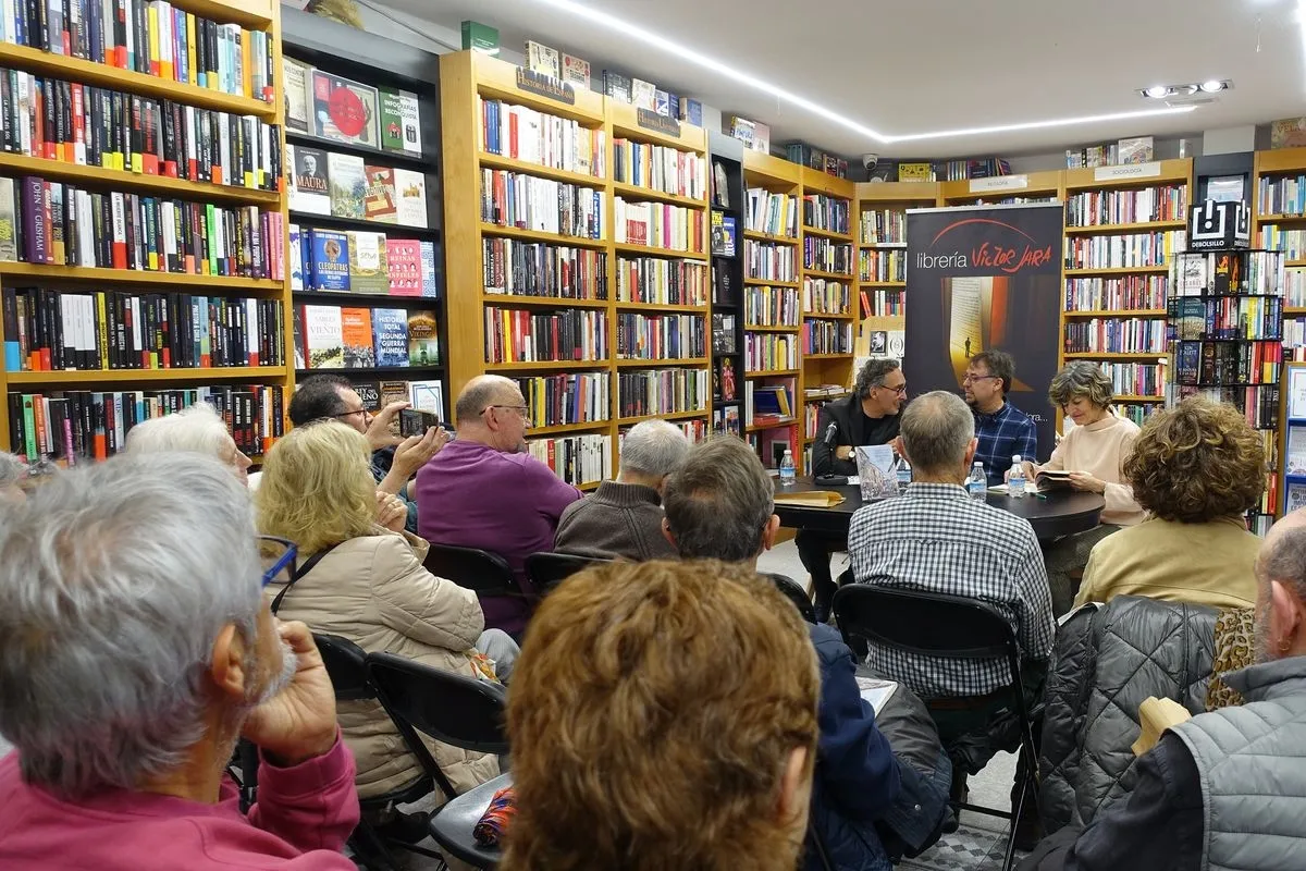 Homenaje emocionado a Valentín Martín en la presentación de su último libro 'Nueve cartas a Salamanca'