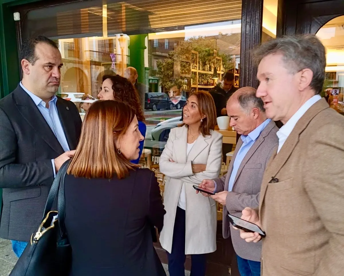 Foto 6 - Ma&ntilde;ueco mantiene un encuentro matinal en Pe&ntilde;aranda con alcaldes y cargos populares de la zona
