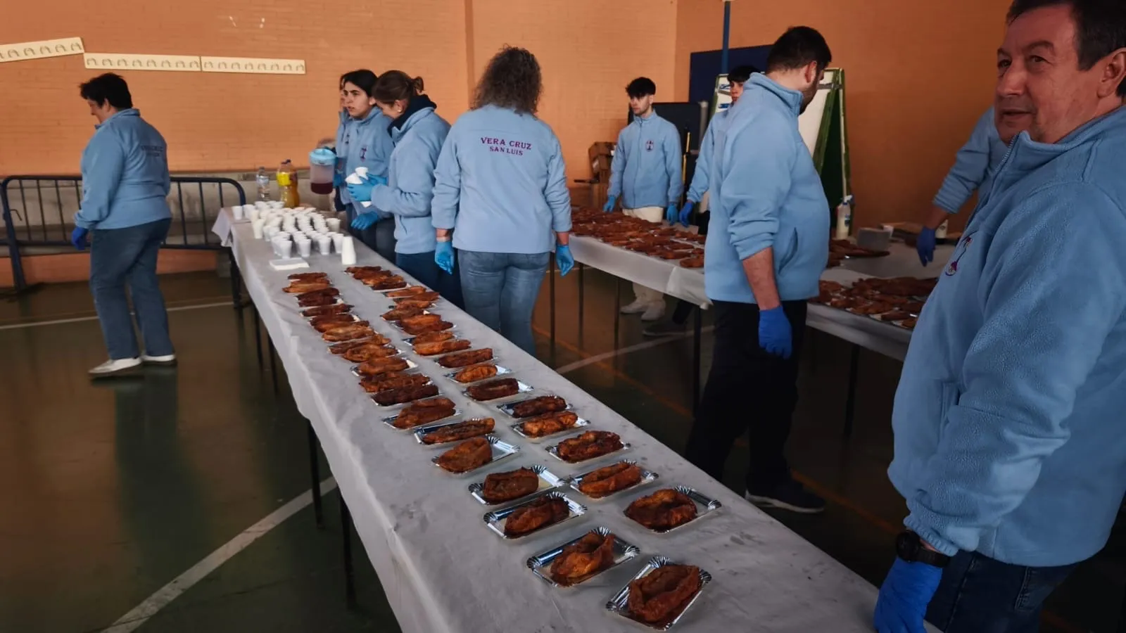 Foto 6 - Colas y gran ambiente hacen multitudinaria la II Torrijada Solidaria de la Vera Cruz