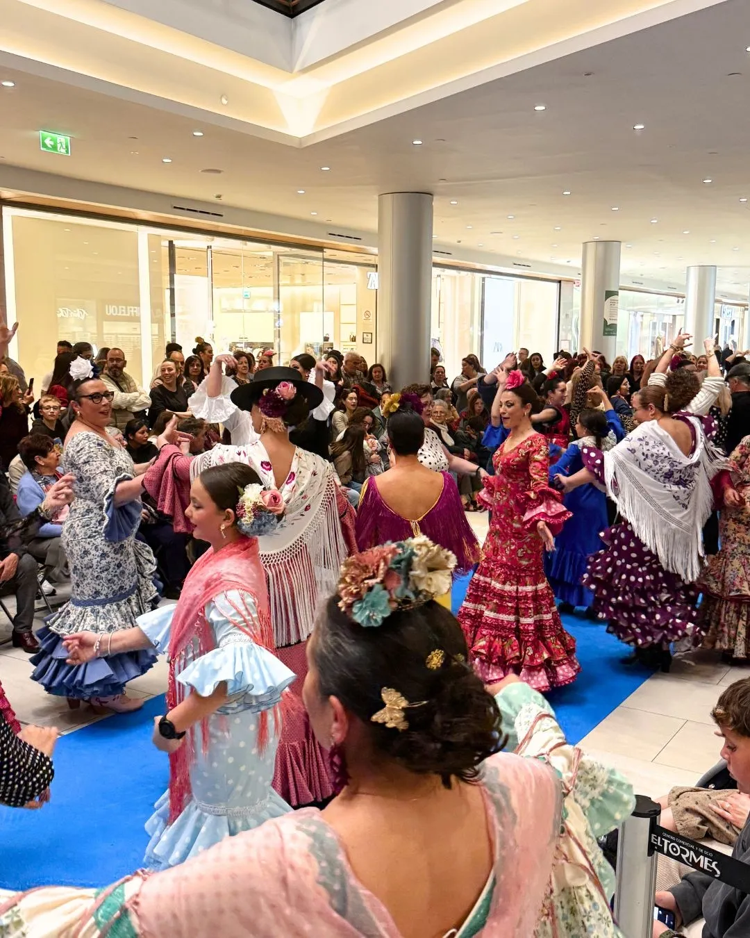 Foto 2 - El Centro Comercial El Tormes celebra su Feria de Abril con lleno absoluto