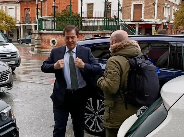 Foto 7 - Ma&ntilde;ueco mantiene un encuentro matinal en Pe&ntilde;aranda con alcaldes y cargos populares de la zona