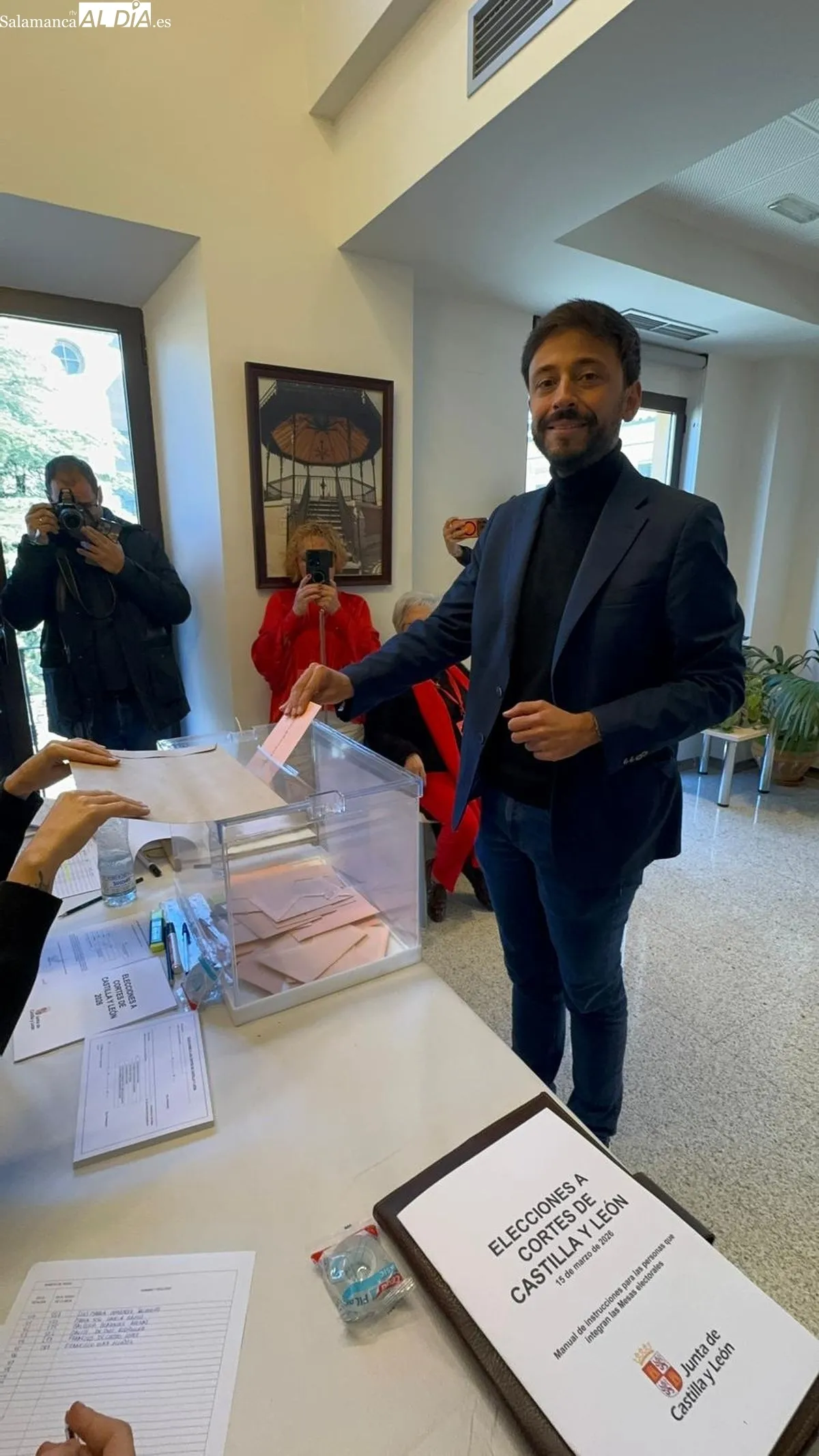 El cabeza de lista del PSOE a las Cortes por Salamanca, Fran Díaz, deposita su voto. Fotos: Raúl Blázquez