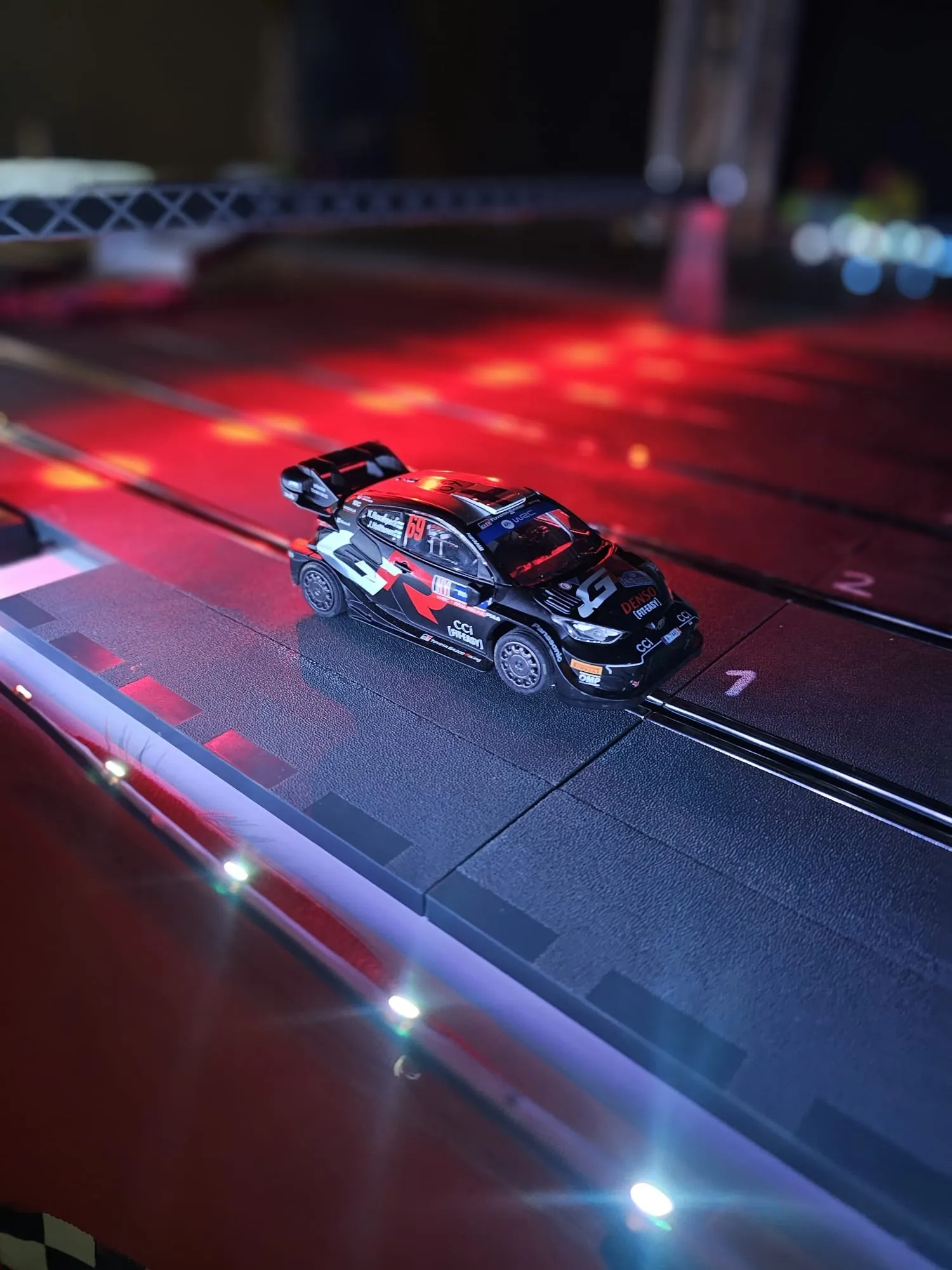 Foto 3 - El Centro Comercial El Tormes ampl&iacute;a el Scalextric Glow con una gran competici&oacute;n final
