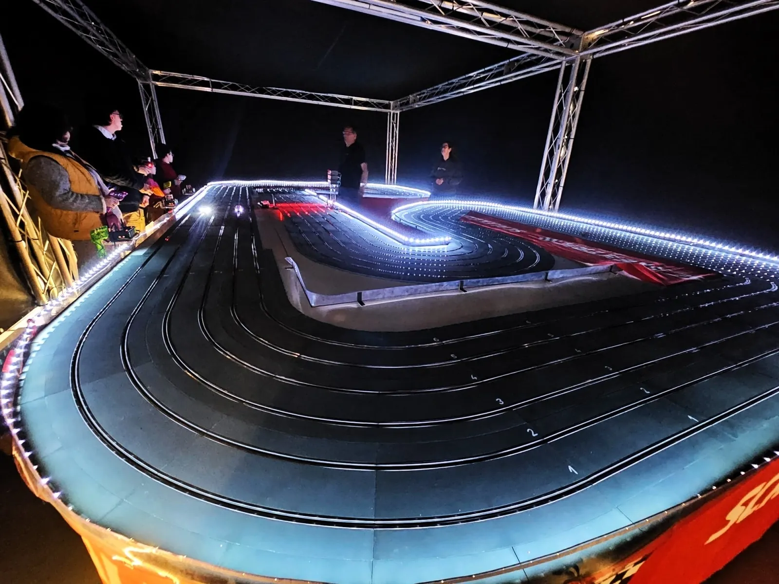 Foto 2 - El Centro Comercial El Tormes ampl&iacute;a el Scalextric Glow con una gran competici&oacute;n final