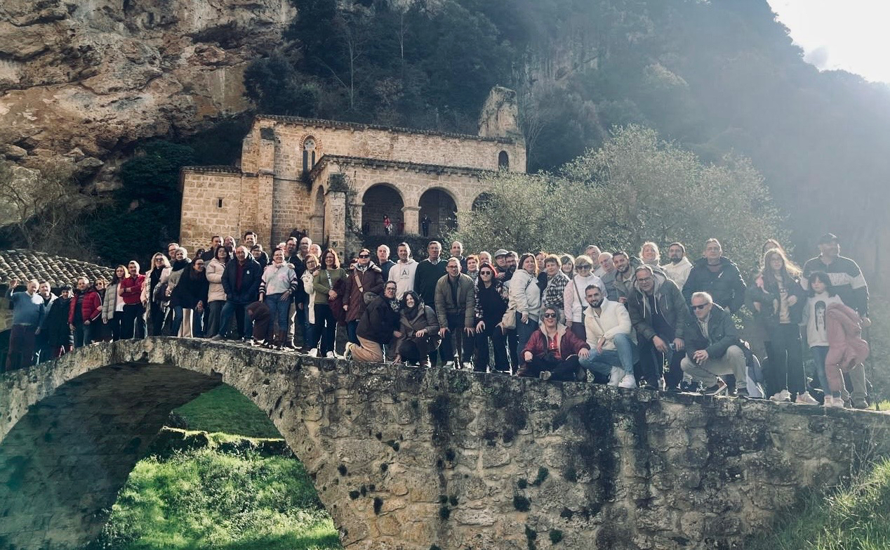 Sesenta y cinco vecinos de El Campo de Peñaranda participan en una excursión a Orbaneja del Castillo y Tobera