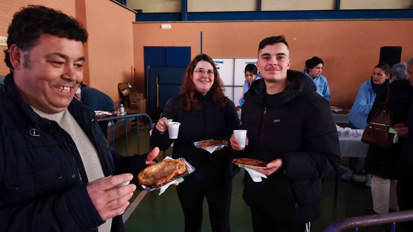 Foto 5 - Colas y gran ambiente hacen multitudinaria la II Torrijada Solidaria de la Vera Cruz