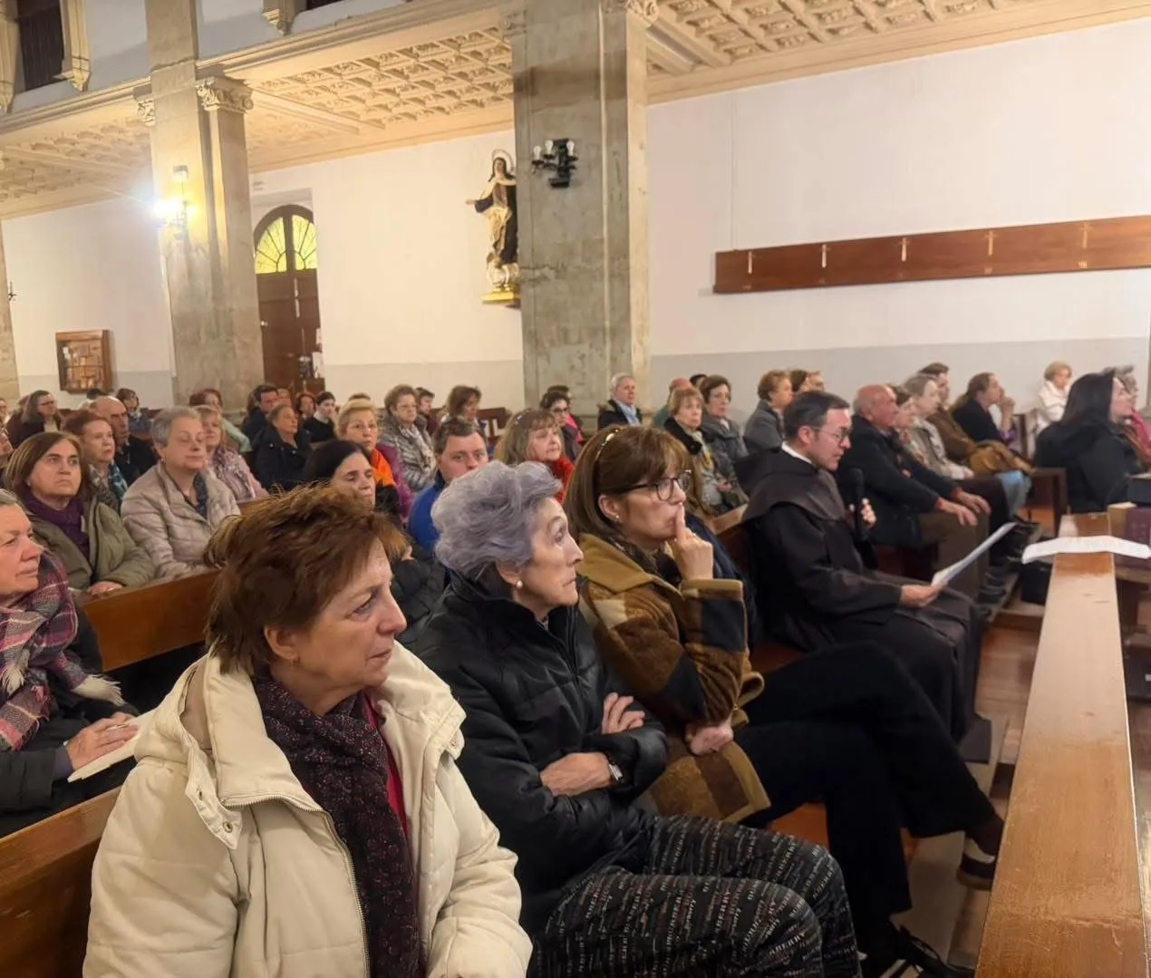 Foto 3 - La Iglesia salmantina de los Padres Carmelitas Descalzos acoge un emotivo V&iacute;a Crucis