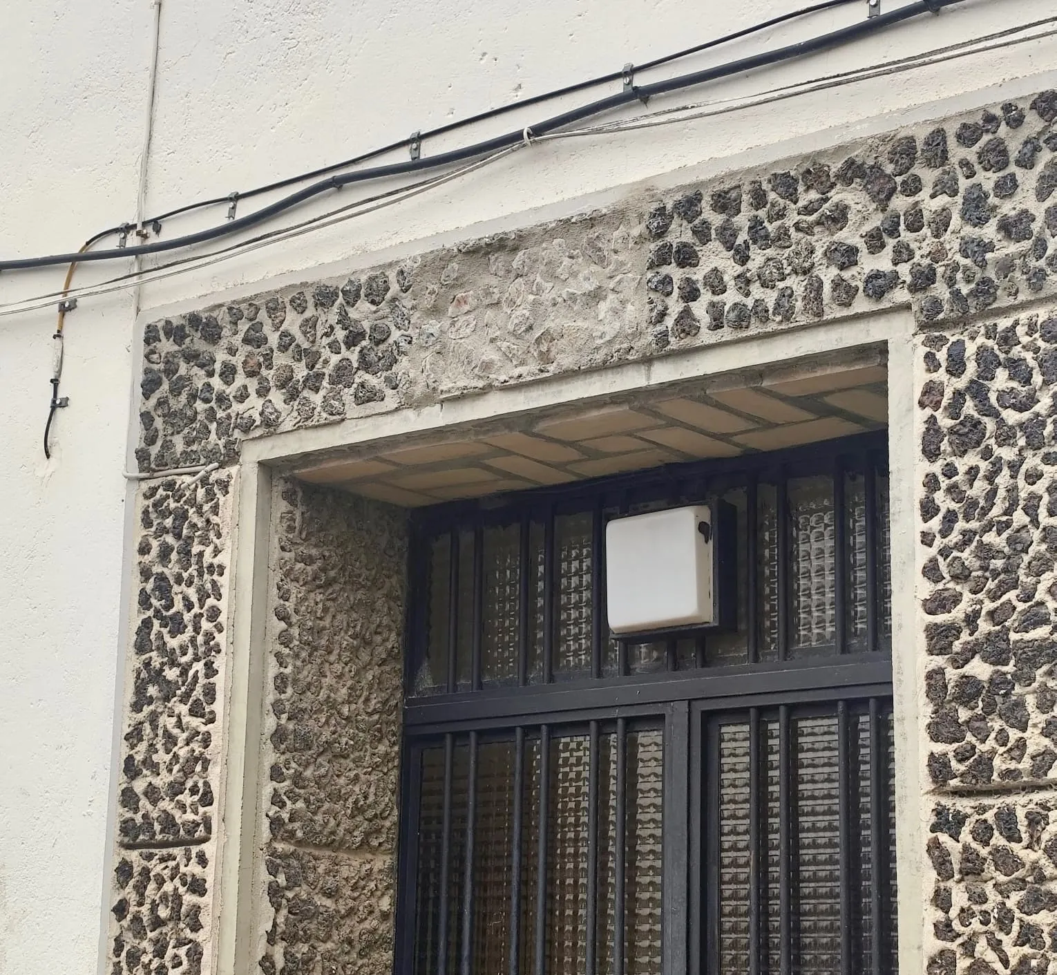 Foto 2 - Adi&oacute;s a la simbolog&iacute;a franquista en el colegio Miguel de Unamuno: PeC pide retirar la que queda en la ciudad