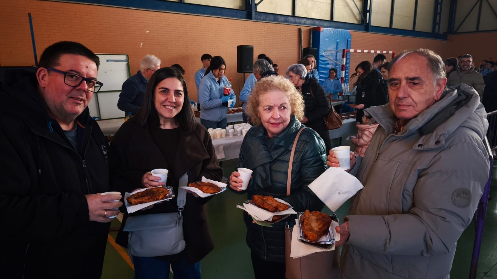 Colas y gran ambiente hacen multitudinaria la II Torrijada Solidaria de la Vera Cruz