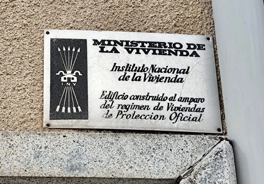 Foto 5 - Adi&oacute;s a la simbolog&iacute;a franquista en el colegio Miguel de Unamuno: PeC pide retirar la que queda en la ciudad